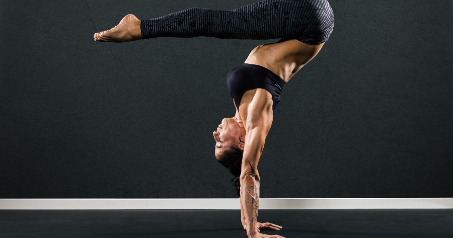 Elaine de souza handstand yoga yogobe