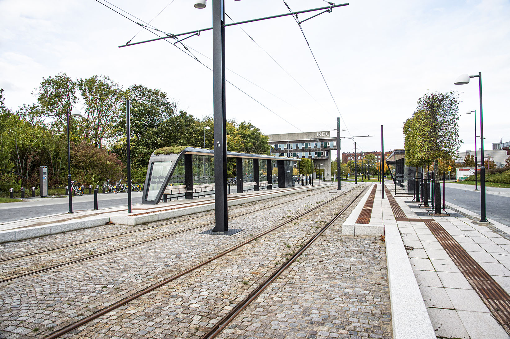 Spårvägen Lund C–ESS, hållplatsen Ideontorget. Foto: Kristina Strand Larsson. Spårvägen Lund C–ESS, hållplatsen Ideontorget. Foto: Kristina Strand Larsson.