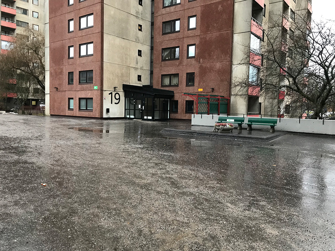 När asfalt brister och blommar (innan planteringarna tillkom), Landskapslaget. Foto: Gunnel Sandestedt.