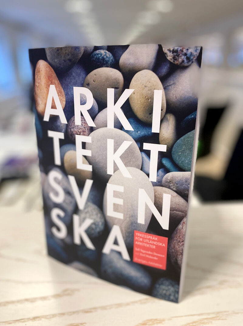Arkitektsvenska, yrkesspråk för utländska arkitekter. Bild på bok om Arkitektsvenska