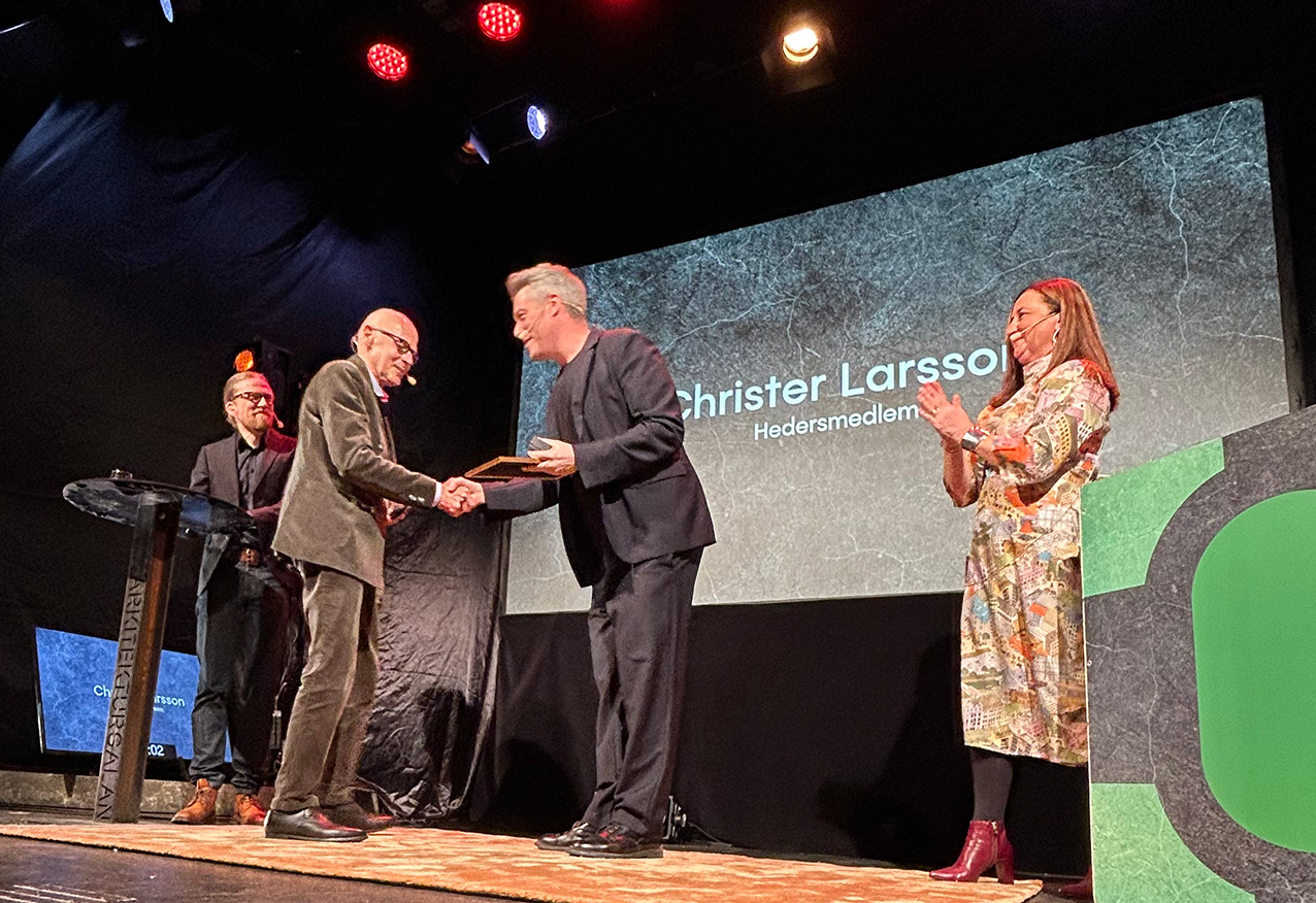 Christer Larsson tar emot diplom av Tobias Olsson efter ha tilldelats titeln hedersmedlem i Sveriges Arkitekter på Arkitekturgalan 2023.