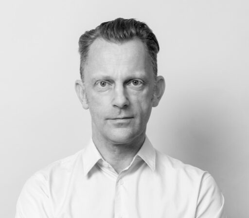 Jesper Lövkvist skriver helst om branschens utmaningar med hänseende på kvalitet, hållbarhet, teknikutveckling och projektekonomi och hur de påverkar arkitekternas villkor som yrkesgrupp. Porträttbild på Jesper Lövkvist.