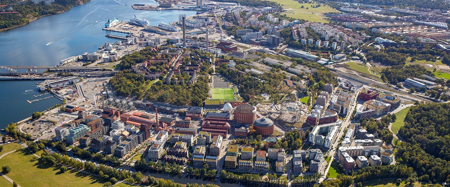 Många arkitekter och planerare ser öppna gårdar som inkluderande och inbjudande. Forskning visar dock att det inte stämmer, skriver Robert Lavelid. Foto över Norra Djurgårdsstaden i Stockholm: Stockholms stad