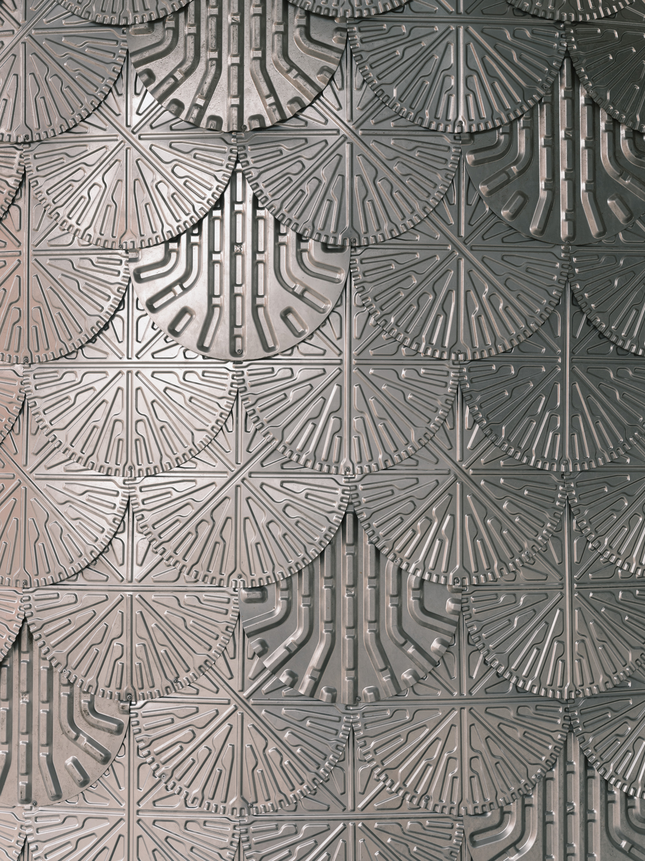 Fotot visar fasaden på Mobilitetshuset Hyllieäng med dess återbrukade plåtar från produktionen av plattvärmeväxlare. Arkitekt: Petra Jenning. Foto: Markus Linderoth