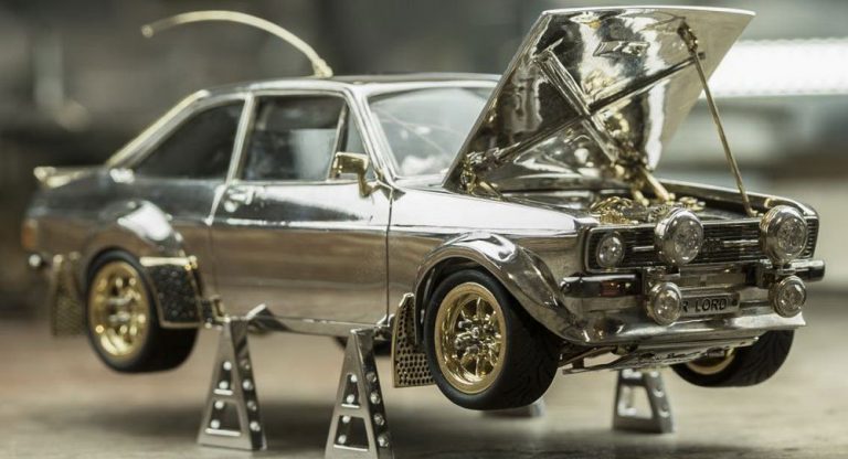 Verdens dyreste modelbil? Escort RS i 1:25, guld, sølv og diamanter