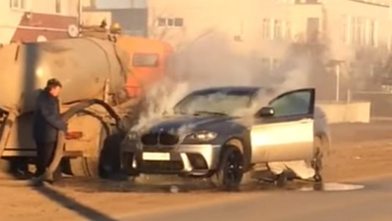 VIDEO: Sikke noget lort – Slamsuger slukker BMW-brand