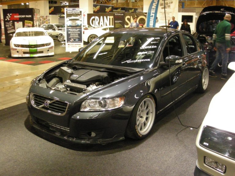 Sindssyg Volvo S40 har BMW-V10 og 500 hk mellem forhjulene