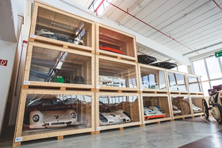 Kom med indenfor i Porsches ‘hemmelige’ bilsamling