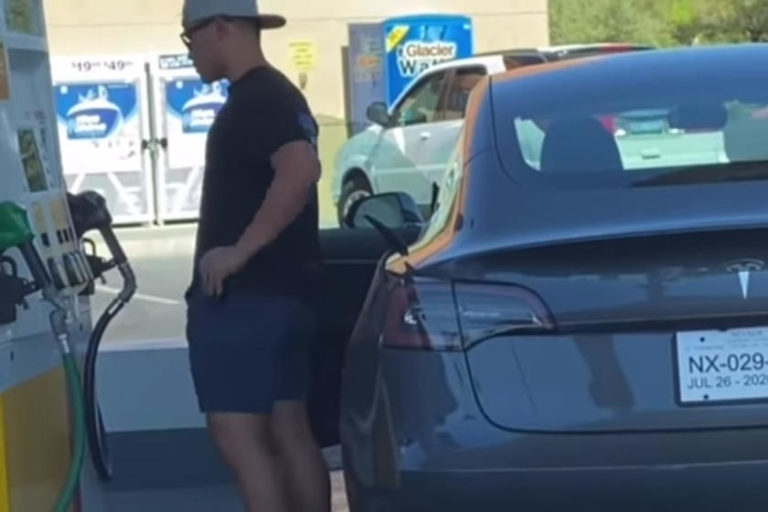 Den sidste idiot er ikke født endnu – skal der benzin på en Tesla?
