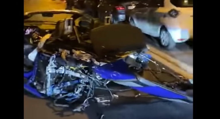 Lejet Audi R8 ramte 13 biler og smadrede i to dele