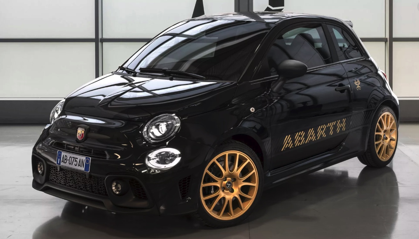 Fylder 75 år og bygger den sidste benzinbil nogensinde