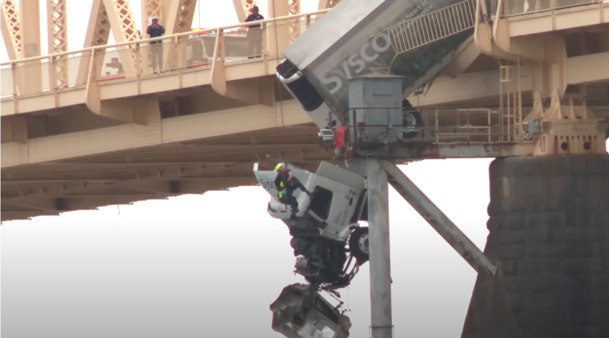 VIDEO: Lastbilchauffør snød døden i vanvittig bro-ulykke