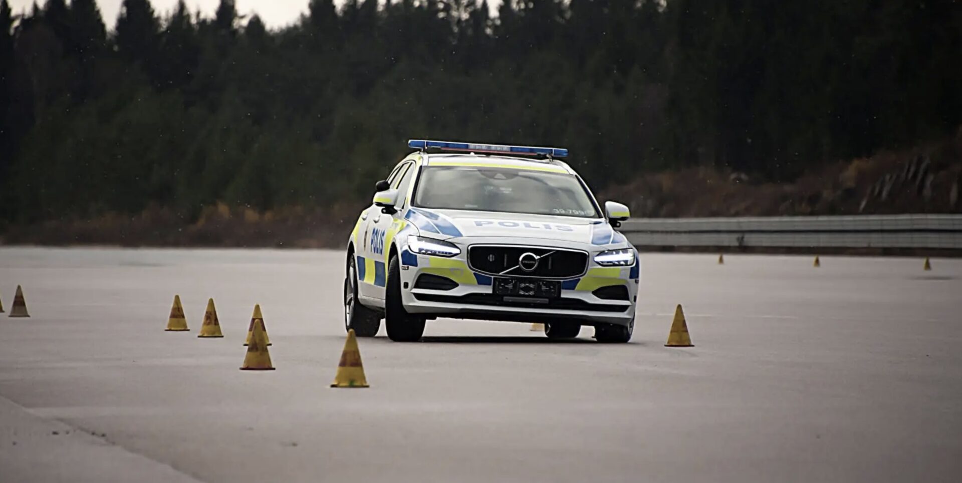 Nu blinker politibiler i Sverige med en helt ny farve