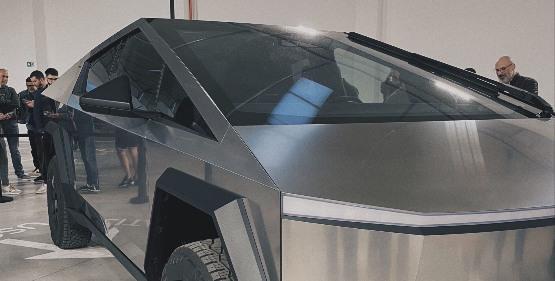 Tilbagekalder alle Tesla Cybertruck - motorer kan brænde op