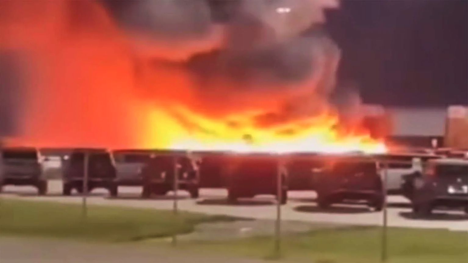 Bilfabrik ramt af chok-brand: Ukendt antal elbiler futtet af