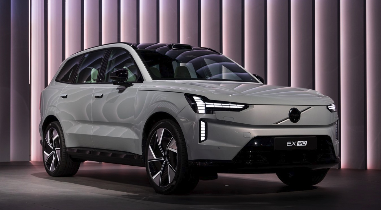 Væltede en Mercedes - Volvo EX90 skuffer fælt i 'elgtesten'