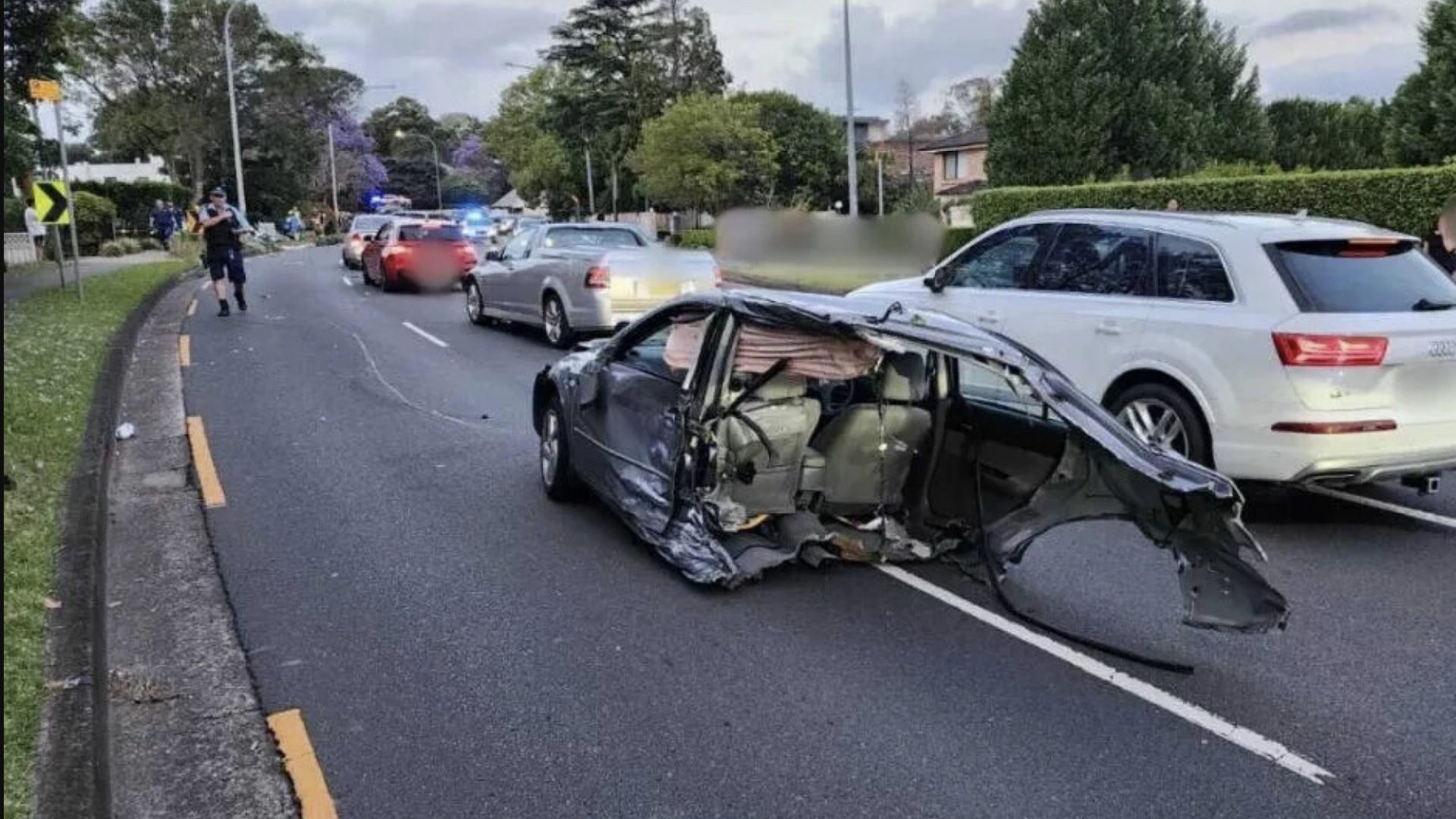 Mazda revet midt over - 18-årig kunne gå fra ulykke