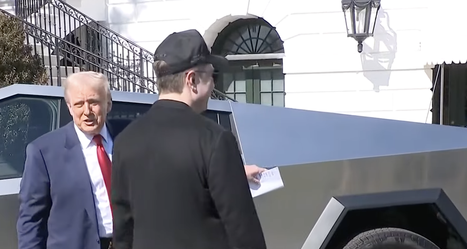 Trump roser Tesla og Musk foran Det Hvide Hus – og lover at købe en selv