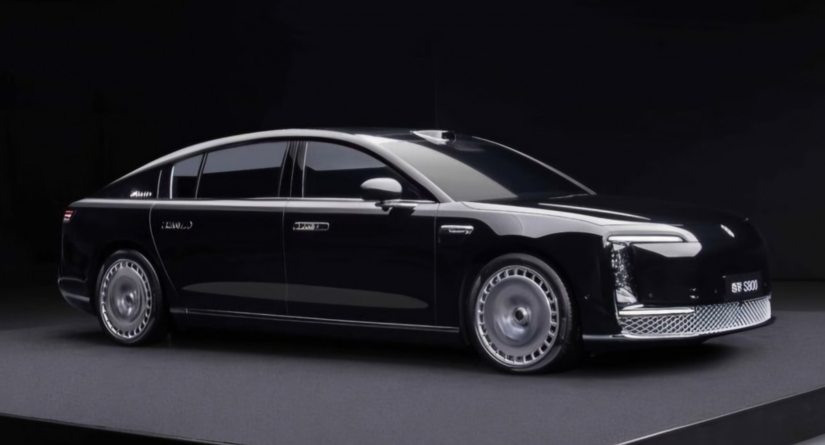 Bilmærke sagsøger influencer efter kritik af luksusbil