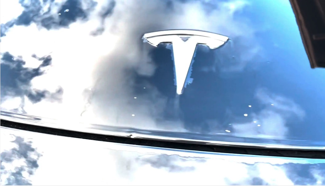 Domstol slår fast: Tesla lakerer biler for dårligt