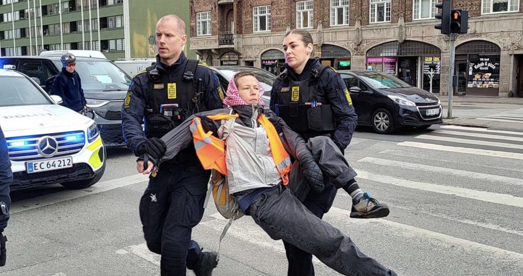 Bilister fanget i demonstration: Aktivister lammer trafikken i København