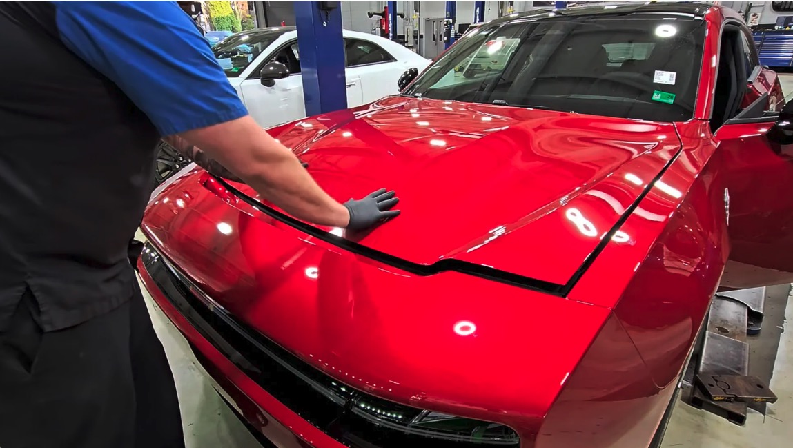 At lukke kølerhjelmen ødelægger Dodge' nye elbil