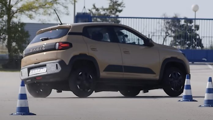 Elbil fra Dacia er ved at vælte med 77 km/t