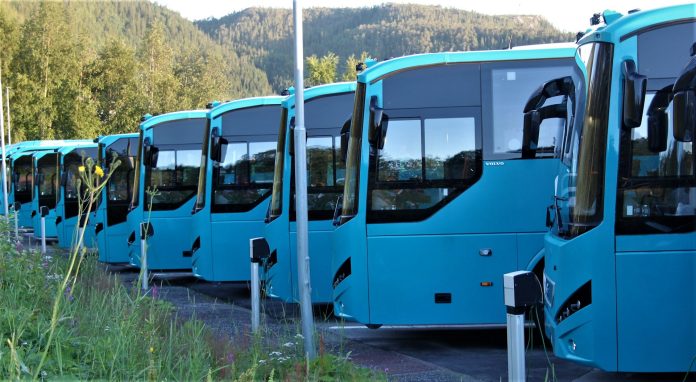 For få tager bussen - Norge gør det dyrere at køre bil