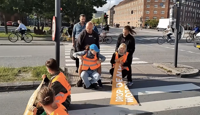 Håndværkere fjerner klima-demonstranter fra lyskryds
