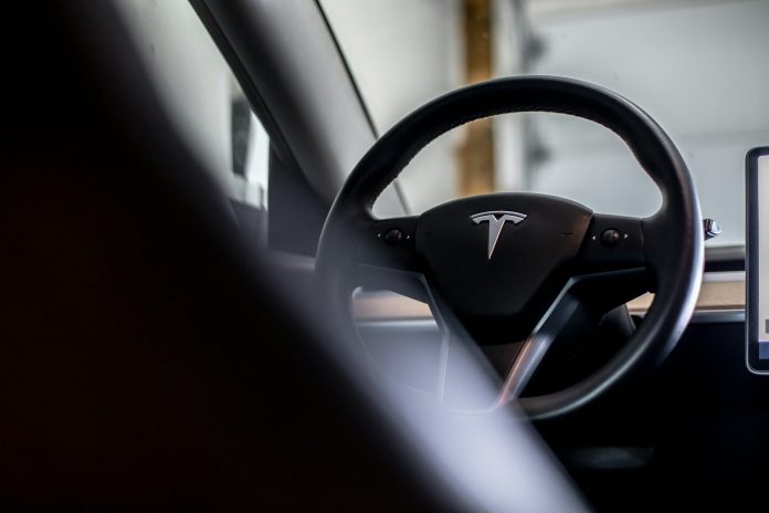 Softwareopdatering koster Tesla 20 millioner kroner