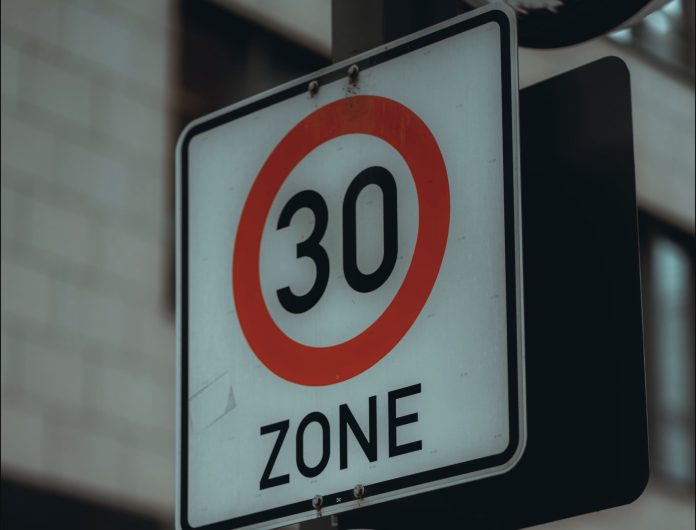 Elbil-ejer tabte i retten: 30 km/t gælder for alle