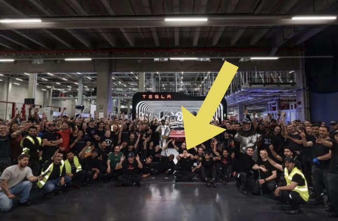 Tesla fjerner billede af ansat med terror-symbol
