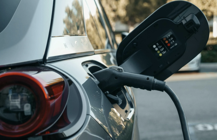 Nyt batteri lader 4 gange hurtigere – og giver elbiler 1.600 km rækkevidde