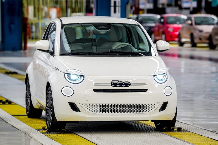 Fiat 500 genoplives som benzinbil med 6 manuelle gear
