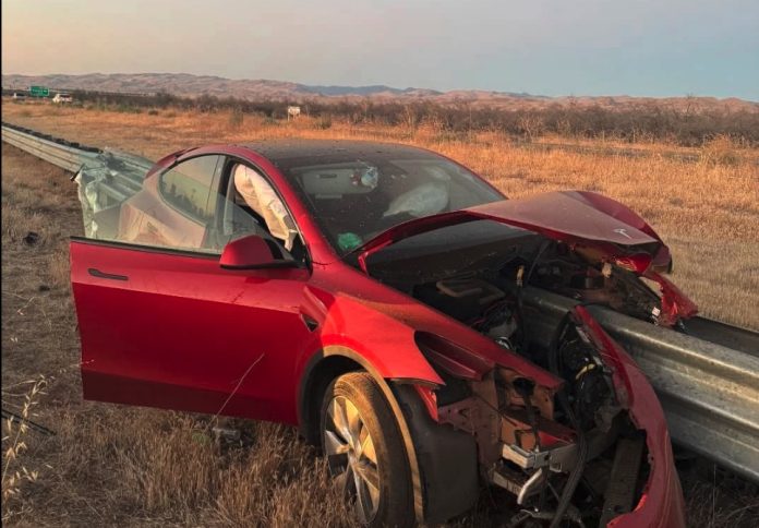 Autoværn spidder Tesla - ikke det vildeste ved ulykken