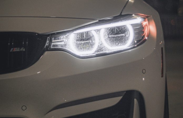 Derfor blænder biler med LED-forlygter i trafikken