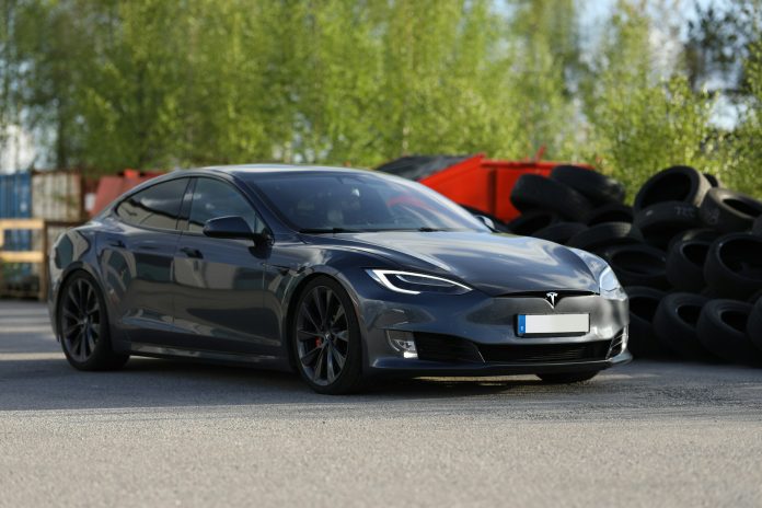 22-årig kvinde slået ihjel af Tesla på autopilot