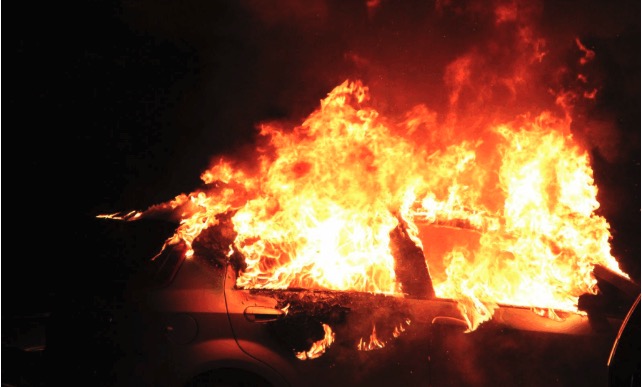 Udbrændt elbil på motorvej E45 efter færdselsuheld, hvor bilen brød i brand og lukkede trafikken.