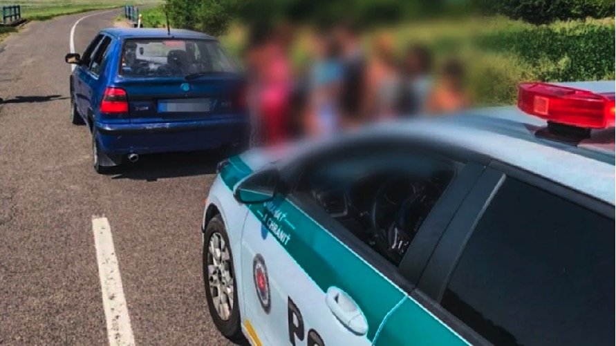 Politiet stopper 18 personer i gammel Skoda