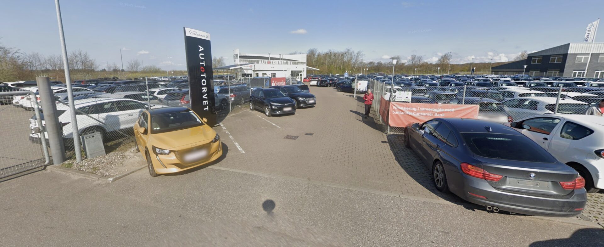 Kendt bilforhandler smidt ud efter afsløring i DR-program