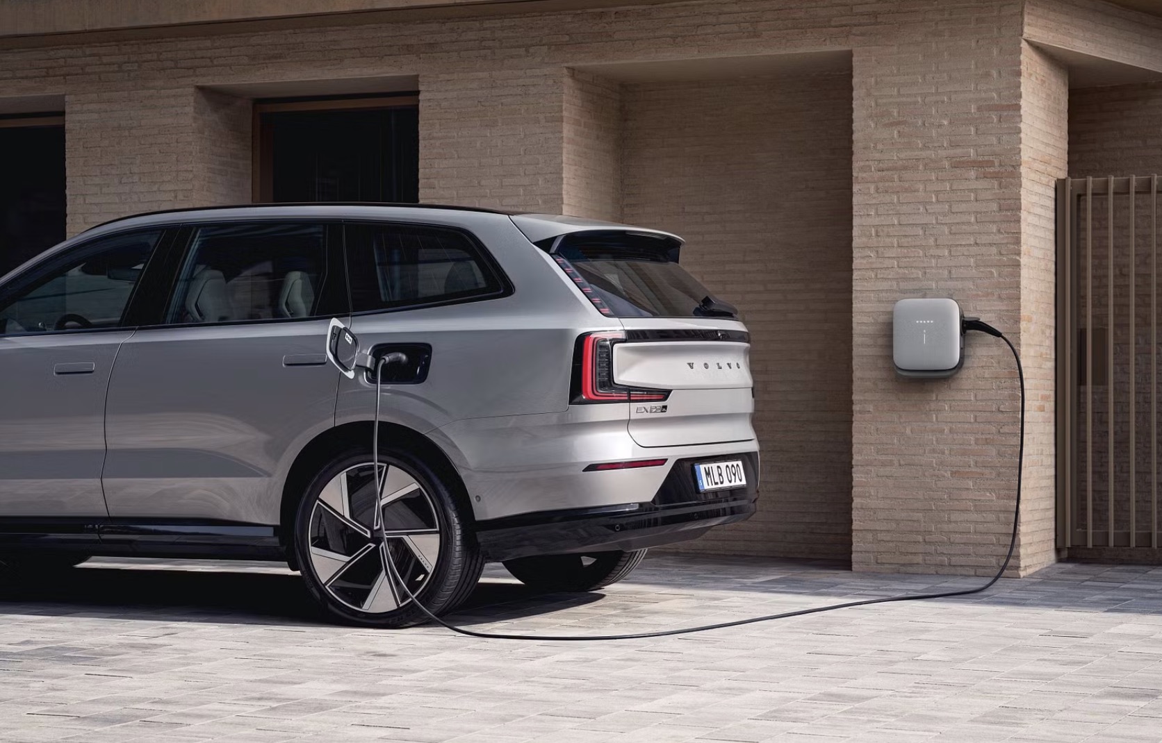 Volvo EX90 får 800V og endnu hurtigere lynladning i 2026