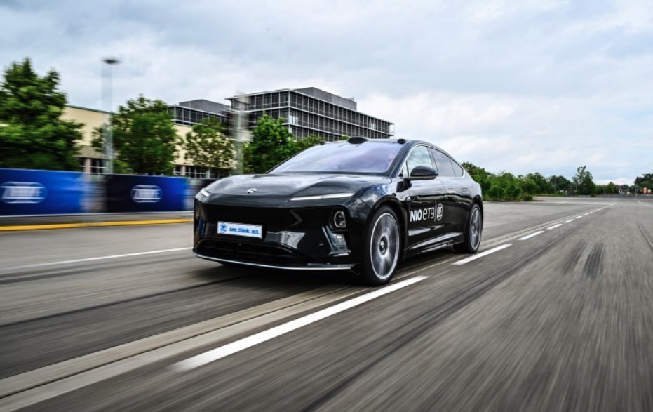 Bilgigant fyrer 7.600 folk i elbil-afdeling