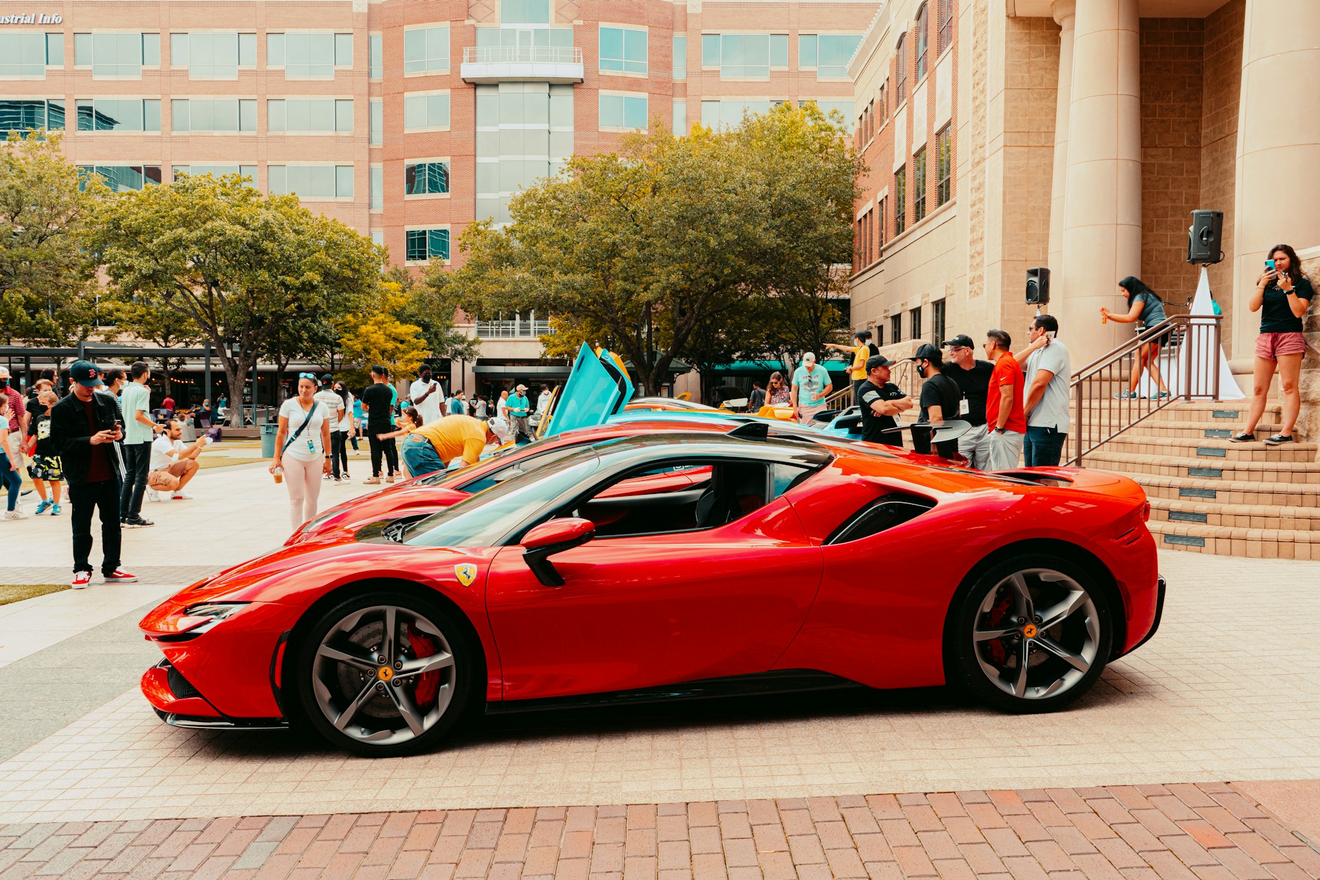 Knaldet i lufthavn - vil flyve Ferrarier for 22 mio. til Mellemøsten