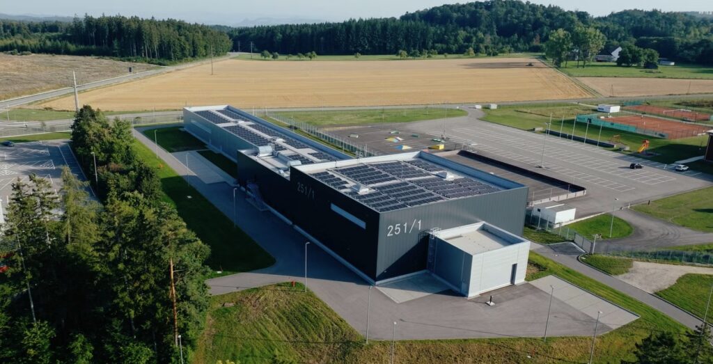 Mercedes bygger indendørs test-landevej til over 100 millioner kroner