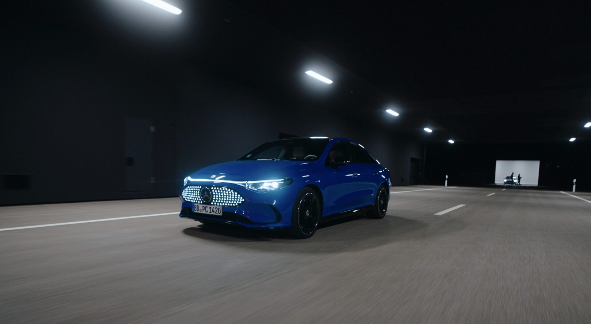 Mercedes bygger indendørs test-landevej til over 100 millioner kroner