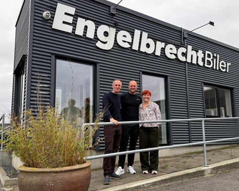 Julie, Jesper og Hardy skal sælge nye bilmærker i Danmark