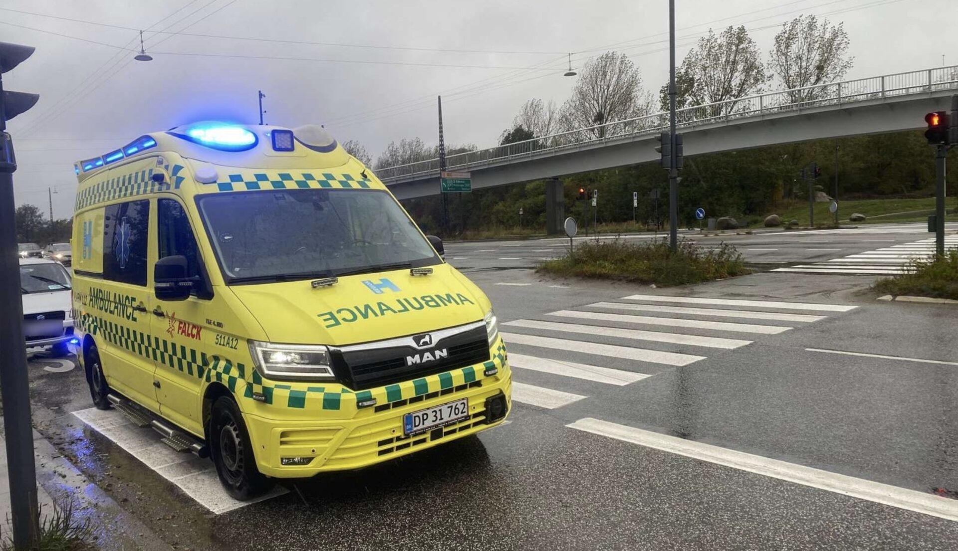 18-årig mister kørekortet for at chikanere ambulance