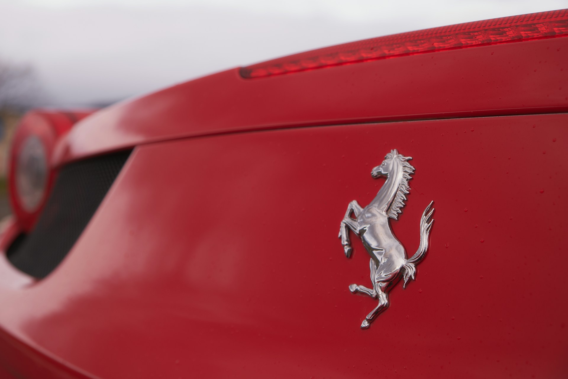 Ferrari vil have patent på superbil med 'sidepipes'