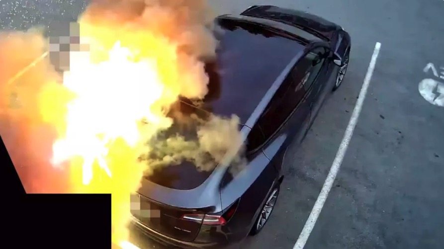 Uoriginal adapter fik Tesla til at eksplodere