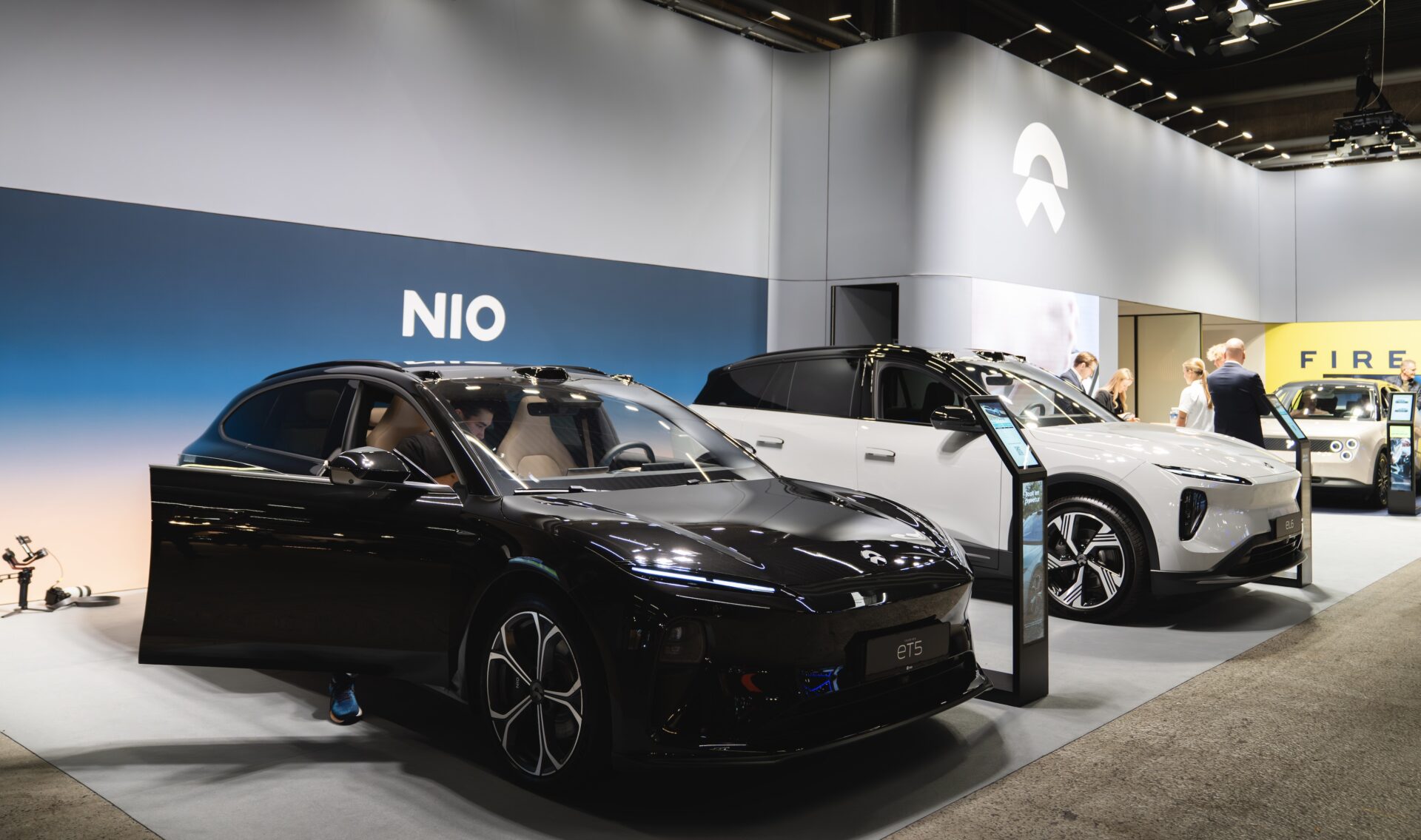 Her kan du prøve de nye Kina-elbiler fra Nio og Firefly